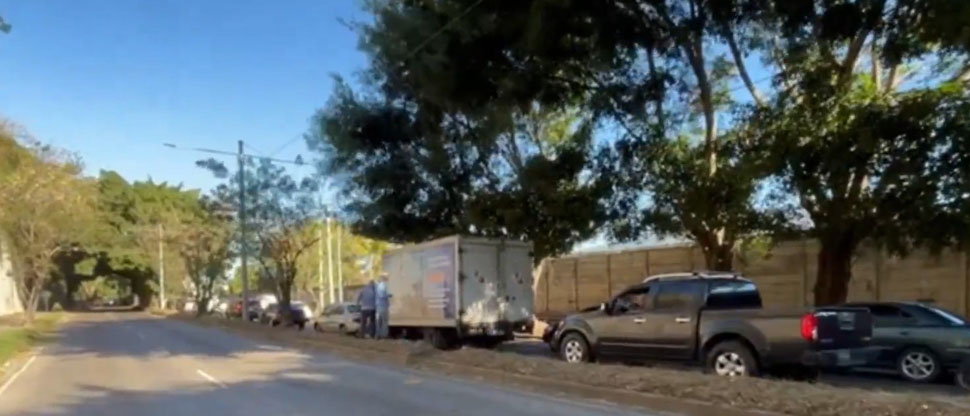 Reportan fuerte carga vehicular en bulevar Sur de Santa Tecla por caída de árbol