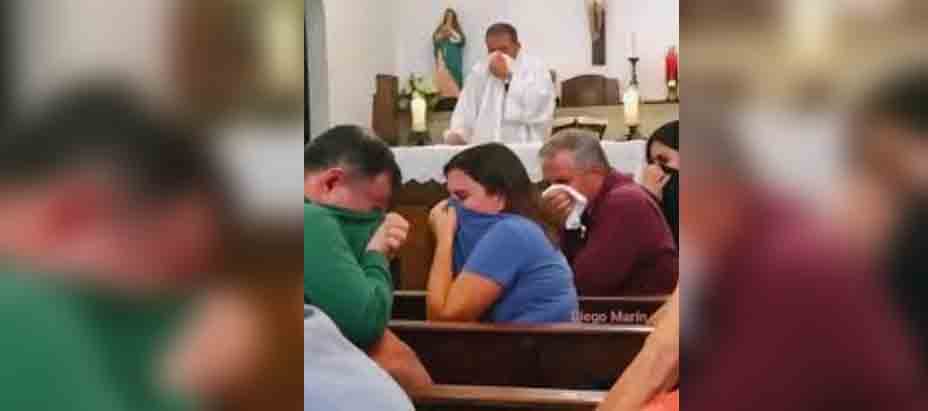 Feligrés no aguanta las ganas y «detona» potente pedo en plena misa