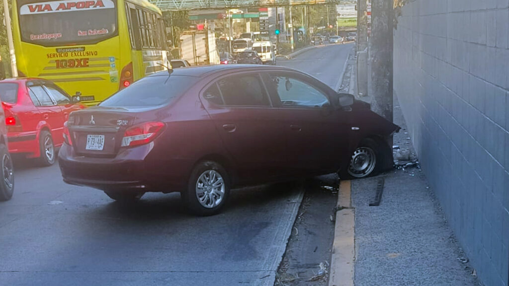 Conductor se duerme al volante y choca contra un poste en la Troncal del Norte