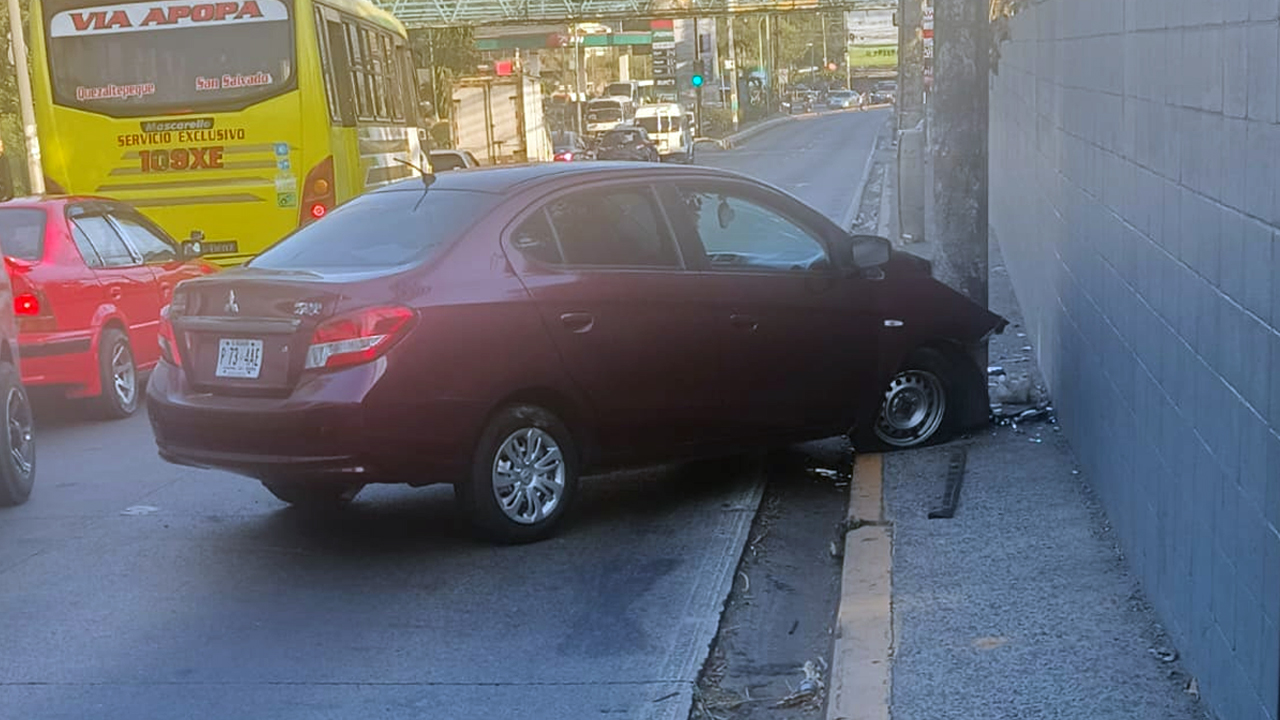 Conductor se duerme al volante y choca contra un poste en la Troncal ...