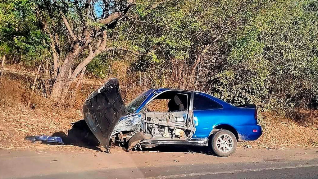 Semidestruido, así terminó vehículo tras aparatoso accidente en San Miguel