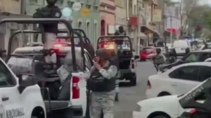 Con fuerte custodia policial trasladan el cuerpo del «Mencho» hasta la Fiscalía en CDMX