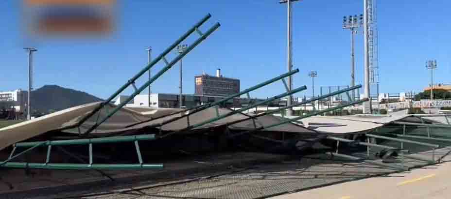 Cae muro publicitario en la ciudad deportiva del Barcelona