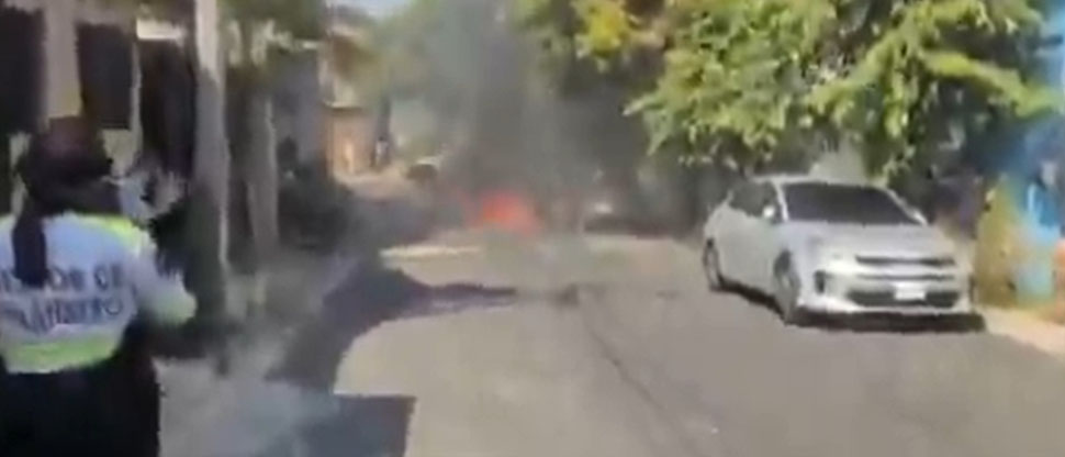 Reportan un vehículo en llamas en Mejicanos