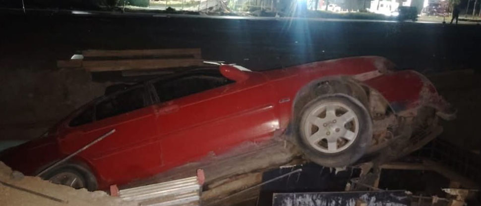 Automovilista cae sobre una obra de construcción en La Libertad