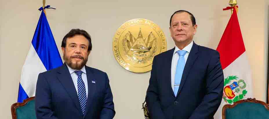 Vicepresidente, Félix Ulloa, sostiene un encuentro con el embajador de Perú en El Salvador