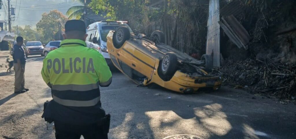 Dos lesionados tras vuelco de vehículo en San Salvador