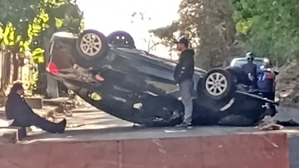 Carro volcado bloquea el paso vehicular en Vista al Lago, Ilopango