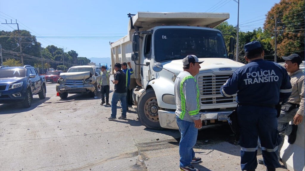 Por no guardar distancia, se genera fuerte accidente en carretera a Santa Ana