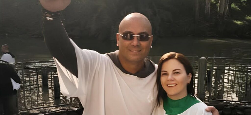 Wisin y su esposa se bautizan en el río Jordán