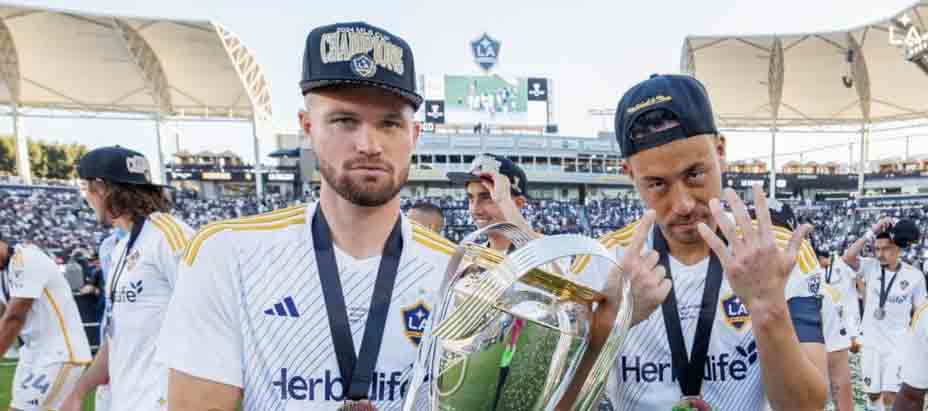 Los Galaxy felicitan por su carrera a Eriq Zavaleta