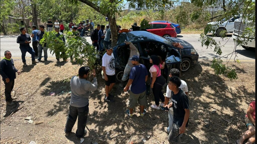Confirman una mujer y un menor de edad fallecidos tras accidente en carretera a Comalapa