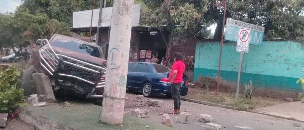 Conductor pierde el control y termina estrellándose contra el arriate de la vía en Santa Ana