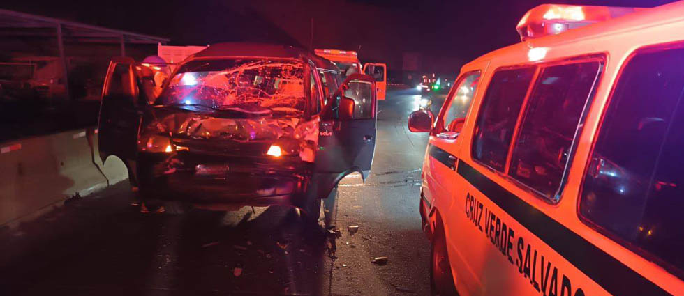 Liberan a conductor tras quedar atrapado al chocar contra una rastra en carretera Los Chorros