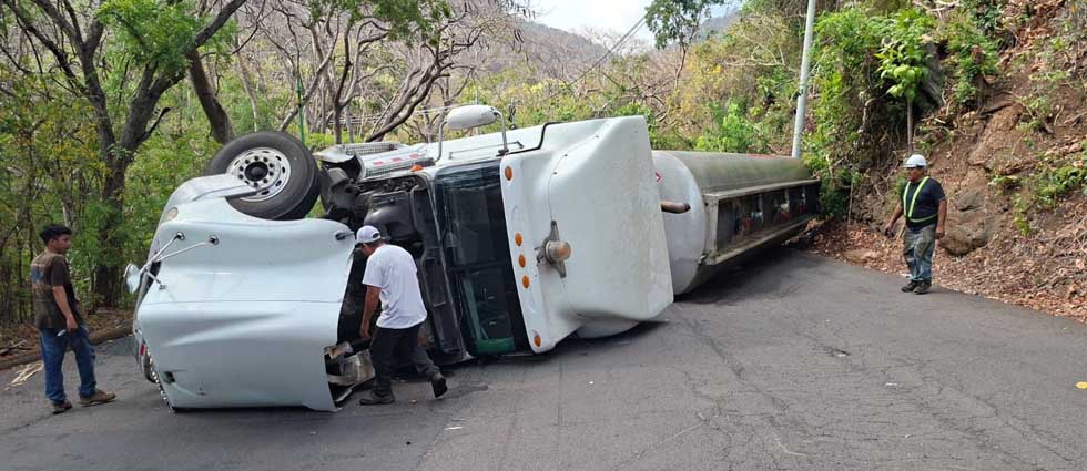 Cisterna que transportaba combustible vuelca sobre la carretera Litoral: «El paso continúa restringido»