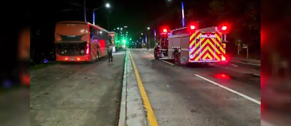 Bomberos sofocan incendio en autobús sobre la autopista a Comalapa