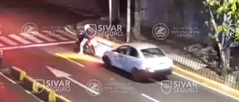 Conductor se distrae y choca contra motociclista en Paseo General Escalón