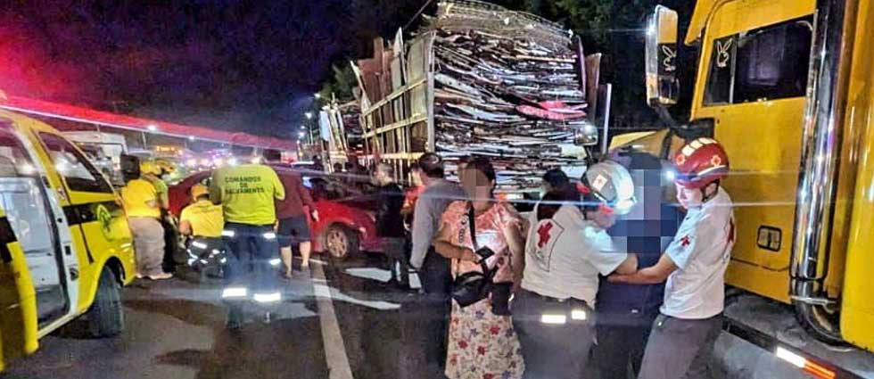 Tres lesionados deja choque de auto contra rastra provocado por la invasión de carril de un camión en Quezaltepeque