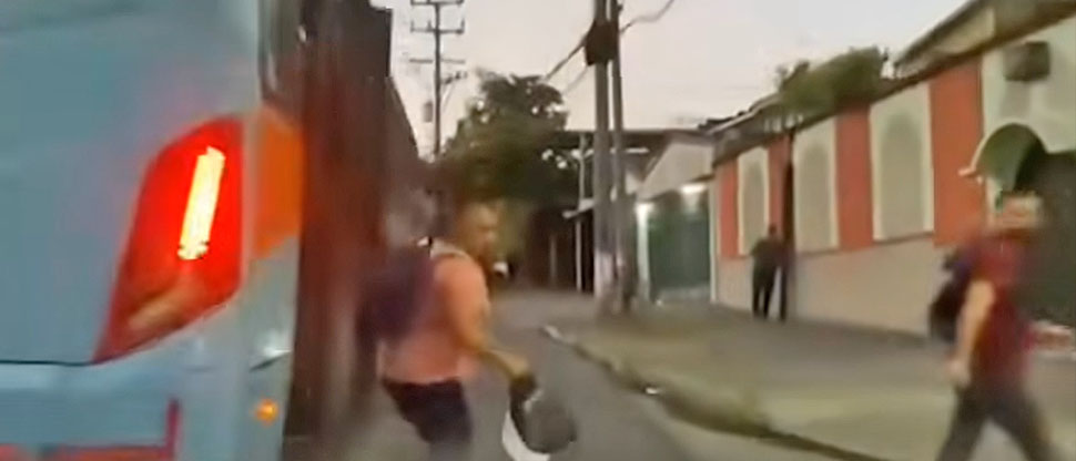 Motociclista sobrepasa carril imaginario y casi atropella a pasajero de la ruta 31