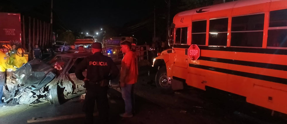 Pick up que se conducía en sentido contrario choca contra un autobús en San Salvador