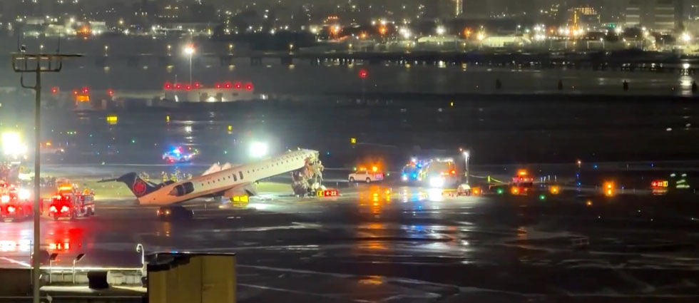 Piloto y copiloto pierden la vida tras choque de avión contra camión de Bomberos en aeropuerto de Nueva York