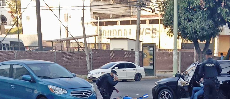 Auxilian a mujer que fue atropellada en bulevar Los Héroes
