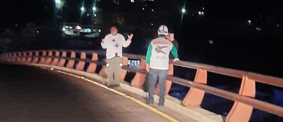 Cruz Verde auxilia a hombre que pretendía lanzarse del paso a desnivel del monumento Hermano Bienvenido a Casa