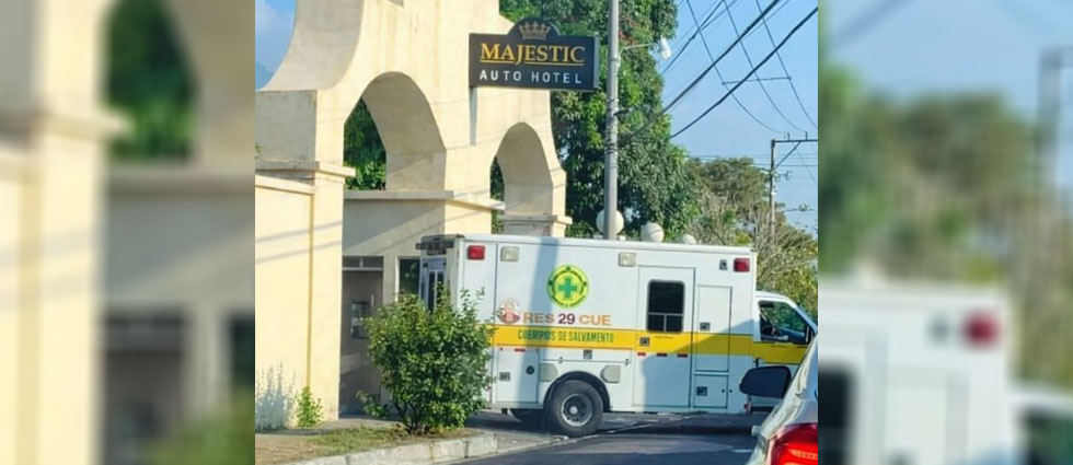 Captan a ambulancia atendiendo emergencia dentro de reconocido auto hotel en Santa Elena