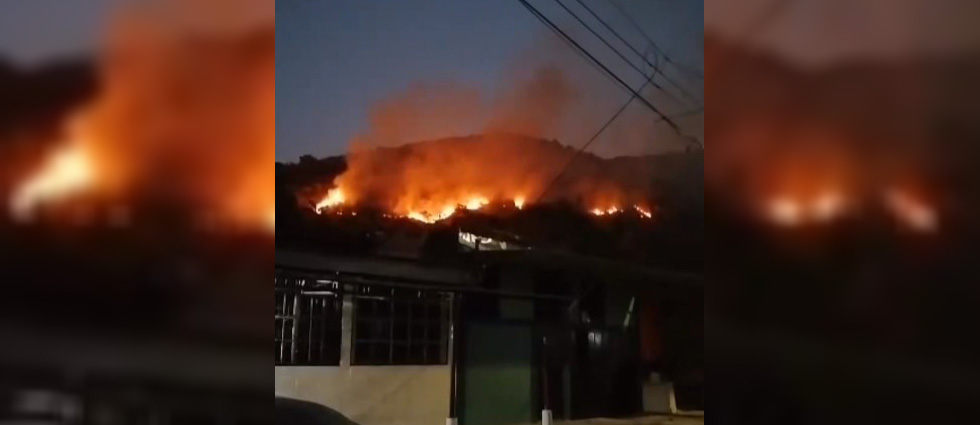 Extenso incendio en cerro de San Jacinto genera alarma en la población