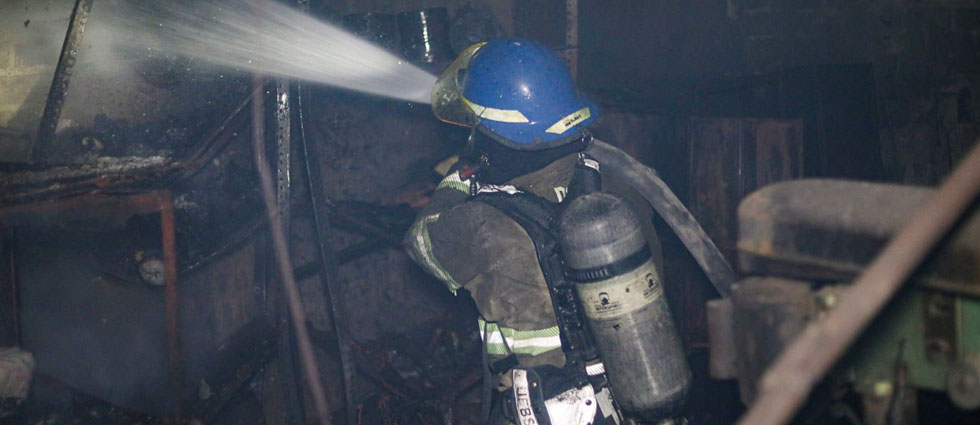 Bomberos sofocan voraz incendio en taller de San Salvador esta madrugada de miércoles