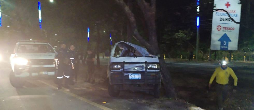 Reportan dos lesionados tras fuerte siniestro vial en la autopista a Comalapa