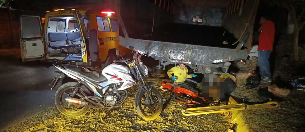 Mujer resulta con múltiples traumas tras fuerte choque sobre la carretera antigua a Nejapa