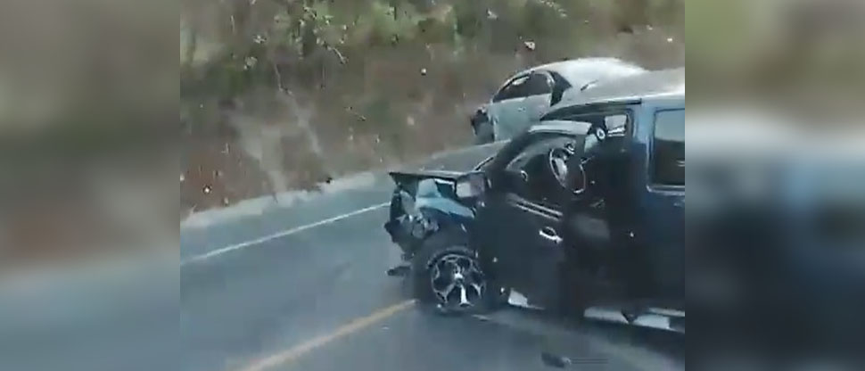 Exceso de velocidad termina en fuerte accidente de tránsito en Chalatenango