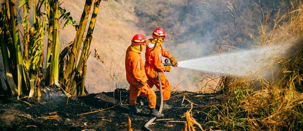 Bomberos sofocan voraz incendio en finca de Cuscatancingo