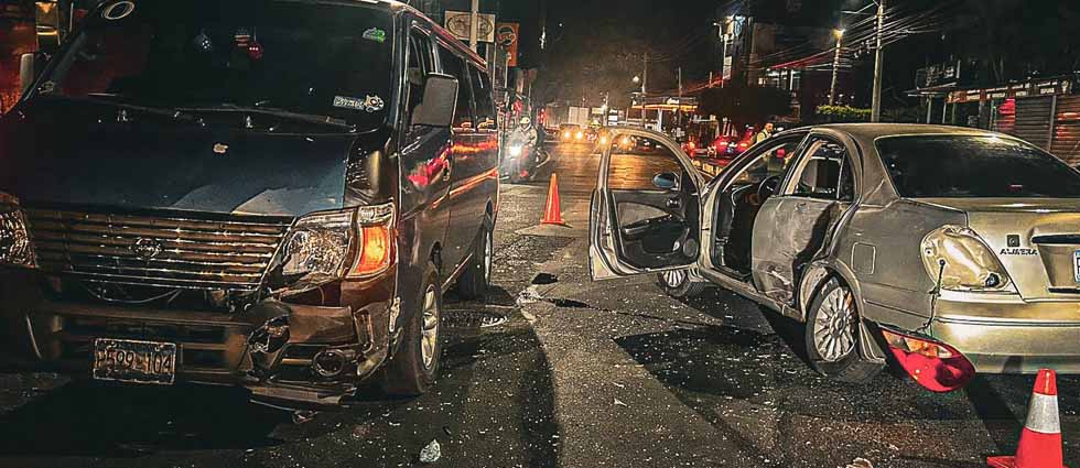 Una embarazada y una adulta mayor resultan afectadas tras fuerte choque en Ilopango