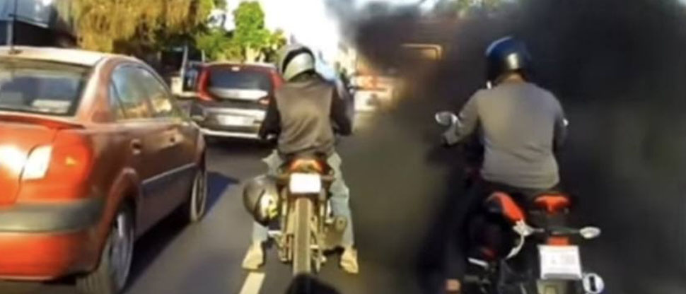 Captan momento cuando autobús “fumiga” a varios motociclistas