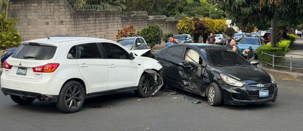 ¡Reportan fuerte choque en la colonia Escalón!