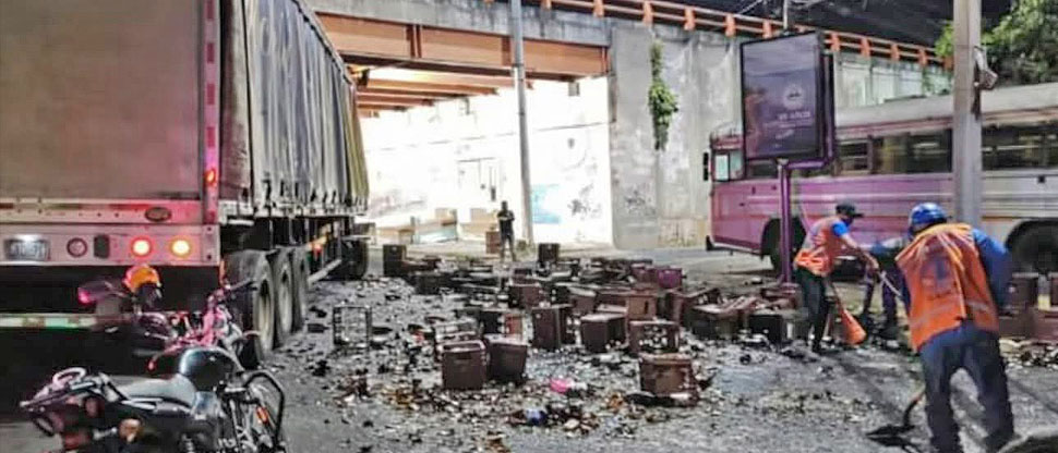 Miles de litros de cerveza quedan esparcidos sobre la vía al desprenderse cajas del camión repartidor