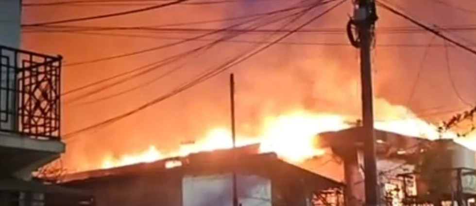 ¡Fuerte incendio consume el centro de Gobierno de Cabañas!
