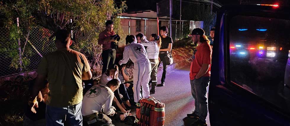 Más de 10 lesionados tras choque a microbús de transporte universitario en Santa Ana