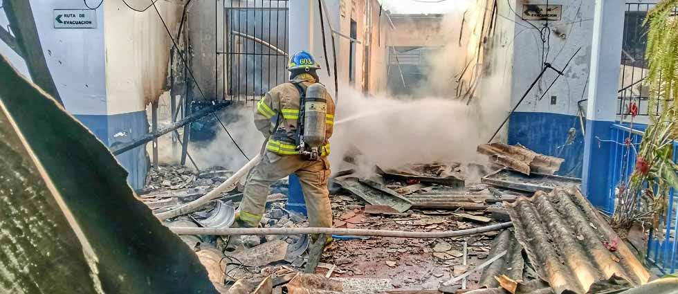 Bomberos reporta que voraz incendio en centro de Gobierno de Sensuntepeque ya fue controlado