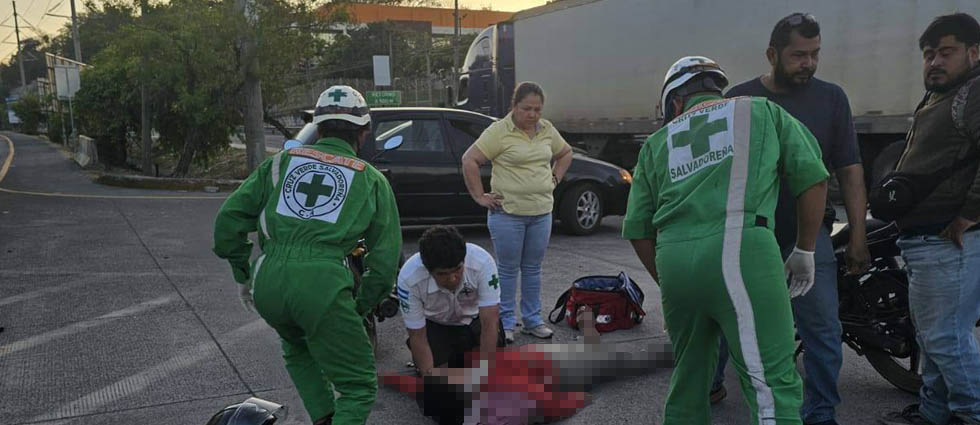 Mujer motociclista resulta lesionada tras ser embestida por un automóvil en la carretera de Oro