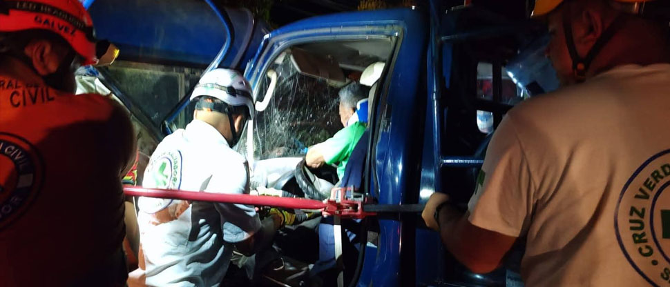 Conductor queda atrapado entre los hierros de camión repartidor de agua tras accidente