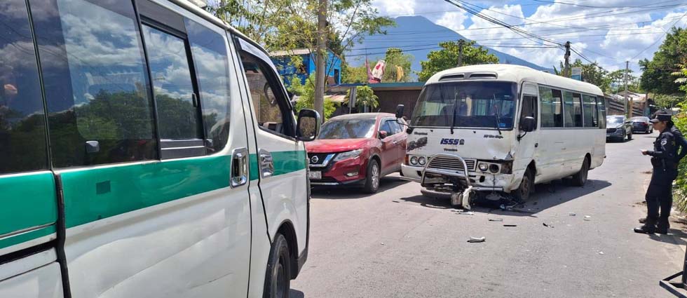 Joven de solo 20 años pierde la vida tras impactar de frente contra un microbús en San Miguel