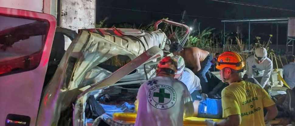 Fuerte choque entre furgón y pick up deja un fallecido y siete lesionados en Santa Ana