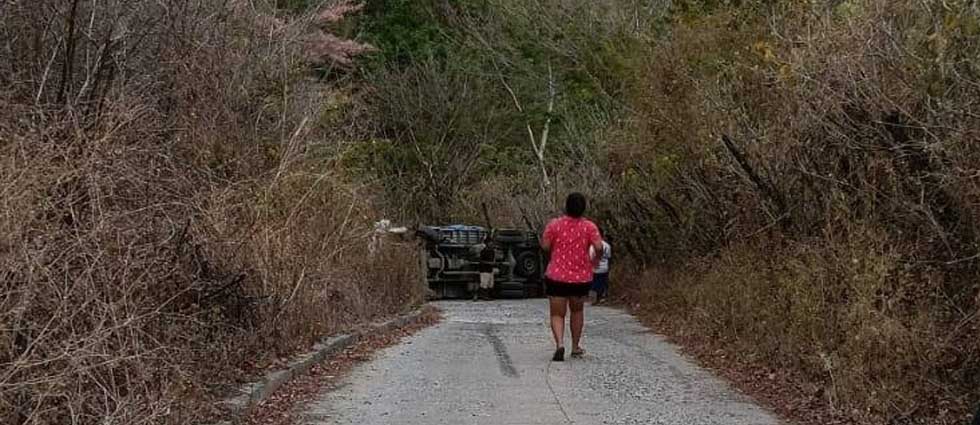 Reportan más de 20 lesionados tras vuelco de camión en Chalatenango