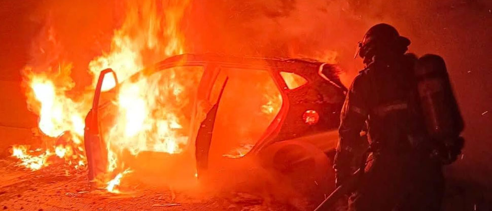 Conductor vive momentos de angustia al ver su vehículo consumido por el fuego