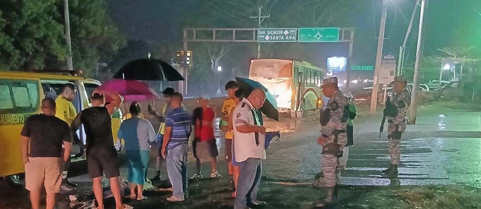 Ebrio pierde la vida tras lanzarse contra un autobús en marcha en Santa Ana