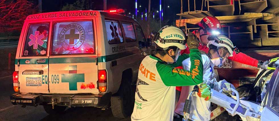 Automovilista de solo 20 años pierde la vida tras estrellarse contra una rastra en la autopista Comalapa