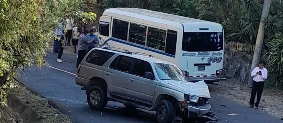 Camioneta y microbús impactan de frente sobre la Ruta Panorámica